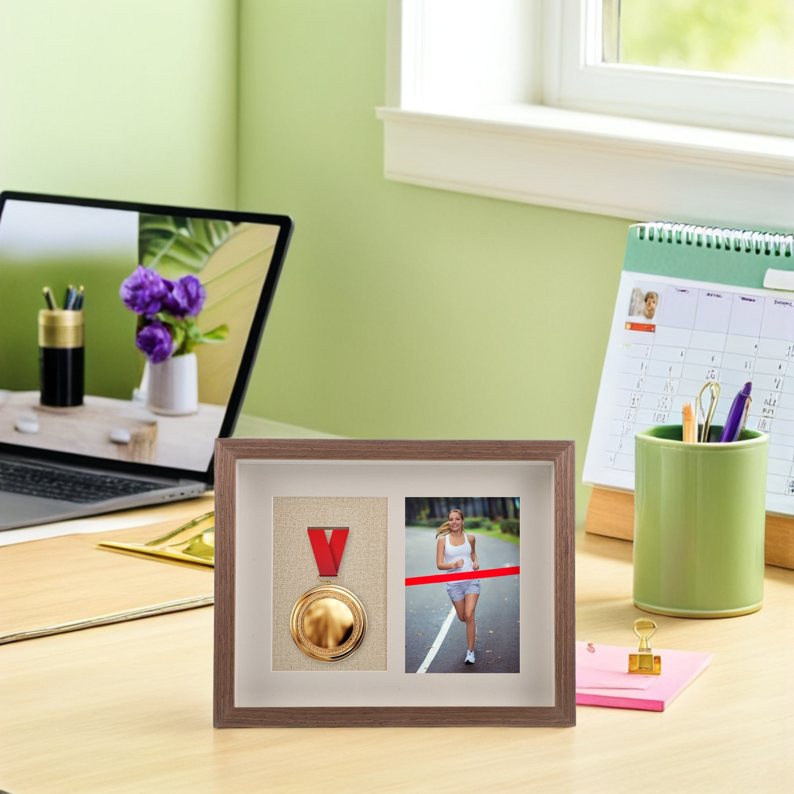 Einzelne Medaillenvitrine aus  – Frame Display Wood Bewertung und Preis