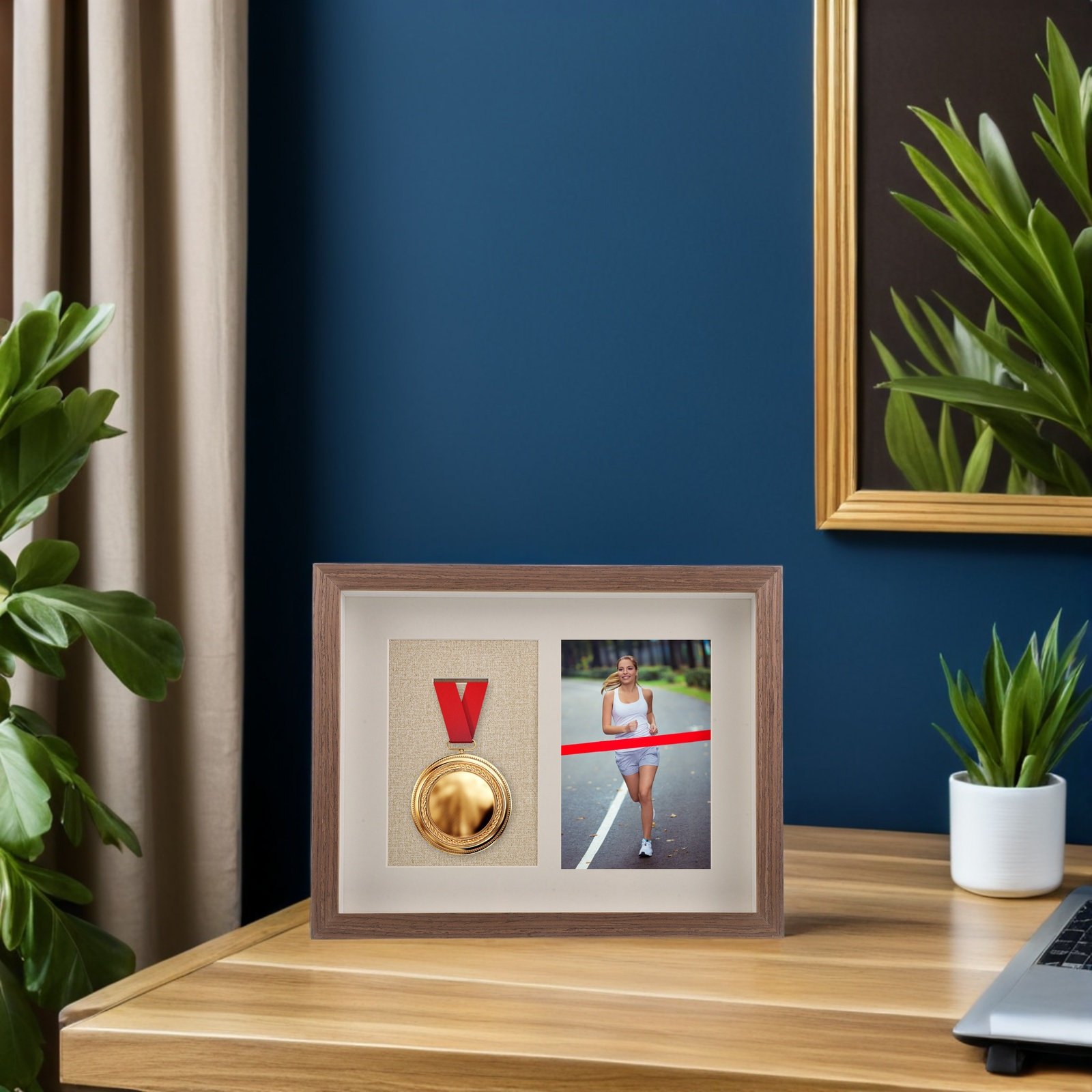 Einzelne Medaillenvitrine aus  – Frame Display Wood Bewertung und Preis
